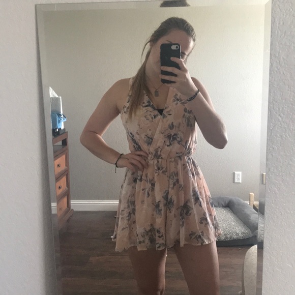 Adorable floral romper - Picture 7 of 7